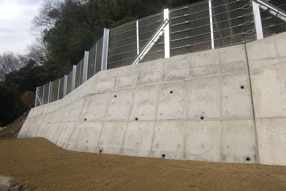 急傾斜地崩壊対策工事（擁壁工）の画像00